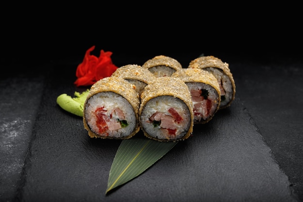 Rolos de sushi quentes com atum e salmão