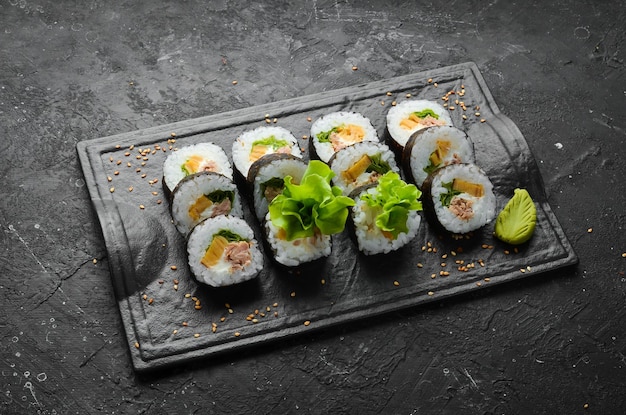 Rolos de sushi tradicionais com atum e queijo cozinha japonesa Vista superior