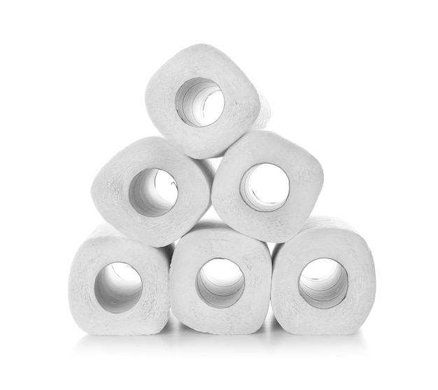 Rolos de toalhas de papel no fundo branco