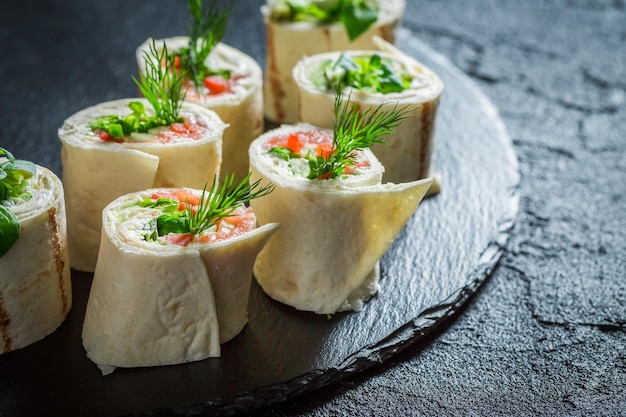 Rolos frescos com queijo de salmão e legumes para um brunch