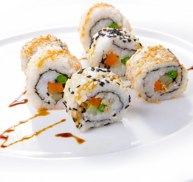 Rolos japoneses, rolos de sushi deliciosos servidos