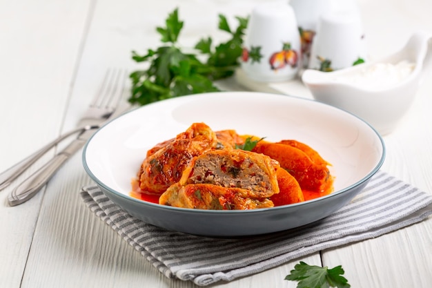 Rolos de repollo rellenos hechos en casa con carne bulgur y verduras servidos con salsa de tomate