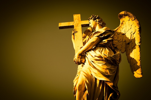 Rom, Engelsstatue auf der Brücke vor der Engelsburg. Konzeptionell nützlich für Spiritualität, Christentum und Glauben.