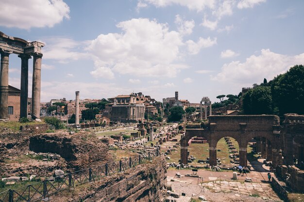 Rom, Italien, 20. Juni 2018: Panoramablick auf das Forum Romanum, auch bekannt als Forum Romanum oder Foro Romano. Es ist ein Forum, umgeben von Ruinen antiker Regierungsgebäude im Zentrum der Stadt Rom