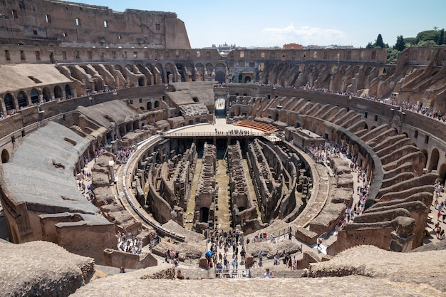 Rom, Italien, 20. Juni 2018: Panoramablick auf das Innere des Kolosseums in Rom. Sommertag mit blauem und sonnigem Himmel