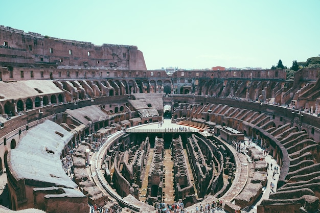 Foto rom, italien, 20. juni 2018: panoramablick auf das innere des kolosseums in rom. sommertag mit blauem und sonnigem himmel