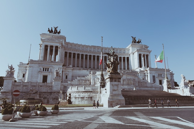 Rom, Italien, 20. Juni 2018: Panoramische Vorderansicht des Museums Vittorio Emanuele II Monument auch bekannt als Vittoriano oder Altare della Patria an der Piazza Venezia in Rom. Sommertag und blauer Himmel