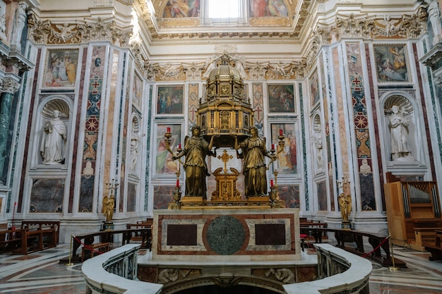 Rom, Italien, 21. Juni 2018: Panoramablick auf das Innere der Basilica di Santa Maria Maggiore oder der Kirche Santa Maria Maggiore. Es ist eine päpstliche Basilika und größte katholische Marienkirche in Rom