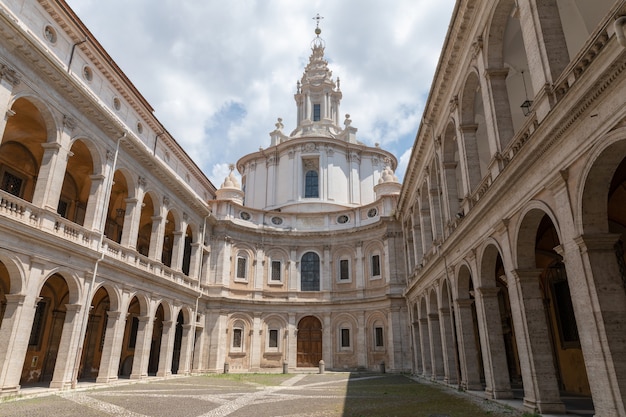 Rom, Italien, 21. Juni 2018: Panoramablick auf das Äußere von Sant'Ivo alla Sapienza. Es ist eine römisch-katholische Kirche in Rom. Erbaut 1642-1660 vom Architekten Francesco Borromini