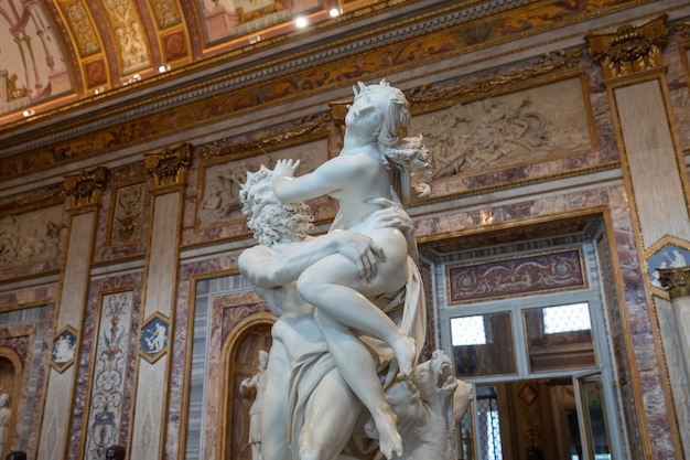 Rom, Italien, 22. Juni 2018: Barocke Marmorskulptur Raub der Proserpina von Bernini 1621 in der Galleria Borghese der Villa Borghese