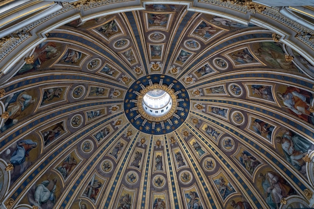 Foto rom, italien, 22. juni 2018: innenraum der kuppel der päpstlichen basilika st. peter (peterdom) im vatikan