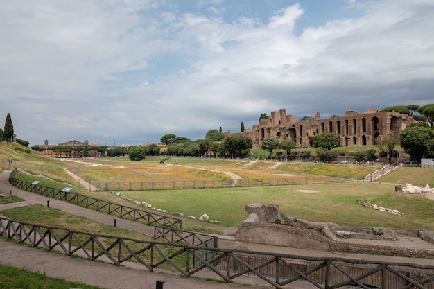 Rom, Italien, 23. Juni 2018: Panoramablick auf den Tempel des Apollo Palatinus auf dem Palatin des antiken Roms und Circus Maximus (Circo Massimo) ist ein antikes römisches Rennstadion und Massenunterhaltung?