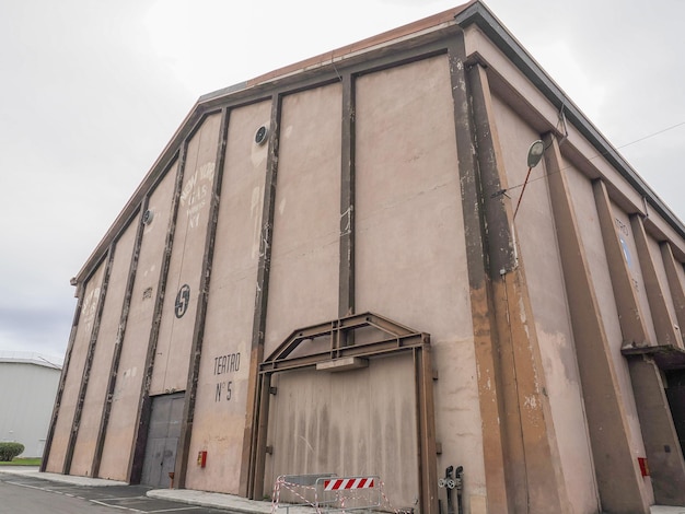 Rom, Italien, 26. November 2022 Außenfassade des Teatro 5, Federico Fellinis Lieblingsbühne. Cinecitta ist ein großes Filmstudio in Rom, das als Zentrum des italienischen Kinos gilt.
