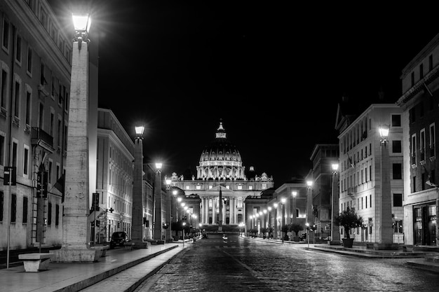Rom Italien 29. August 2015 Nachtansicht am Petersdom in Rom Italien