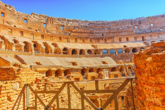 ROM ITALIEN 8. Mai 2017 Touristen im Amphitheater des Kolosseums in Rom, eines der Weltwunder in der Morgenzeit