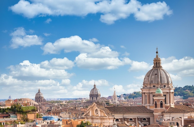 ROM ITALIEN CIRCA AUGUST 2020 Panoramastadtbild mit blauem Himmel und Wolken