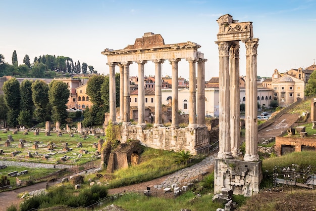 ROM, ITALIEN - CIRCA AUGUST 2020: Sonnenaufgangslicht mit blauem Himmel auf der römischen antiken Architektur.