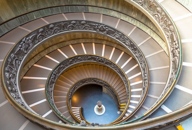 ROM, ITALIEN - CIRCA SEPTEMBER 2020: die berühmte Wendeltreppe mit Doppelhelix. Vatikanische Museen, 1932 von Giuseppe Momo gebaut