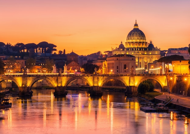 Rom, Italien mit St. Peter Basilika des Vatikans