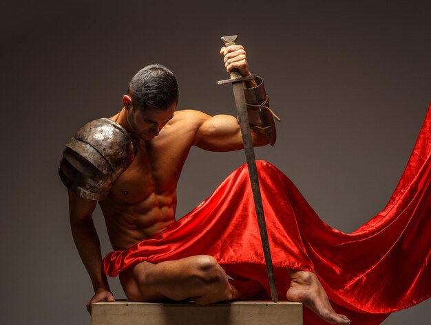 Rom-Krieger, der auf dem Podium sitzt und nach unten schaut. Isoliert auf grauem Hintergrund