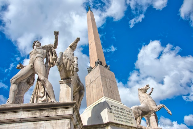 Rom mittelalterliche Statue mit Obelisk