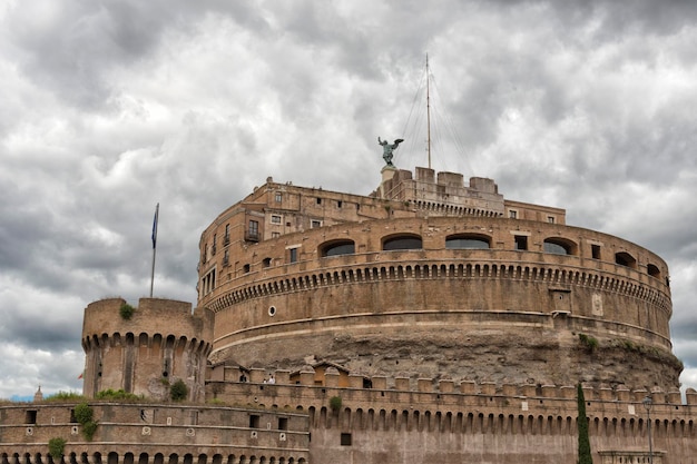 Roma castel santangelo papa Francisco casa en día nublado