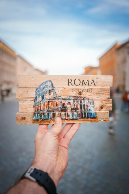 Foto roma coliseo recuerdo sostenido por la mano escena urbana