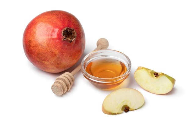 Romã de maçã e mel para o ano novo judaico de Rosh Hashanah isolado em fundo branco close-up