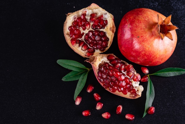 Romã de suco vermelho em fundo escuro