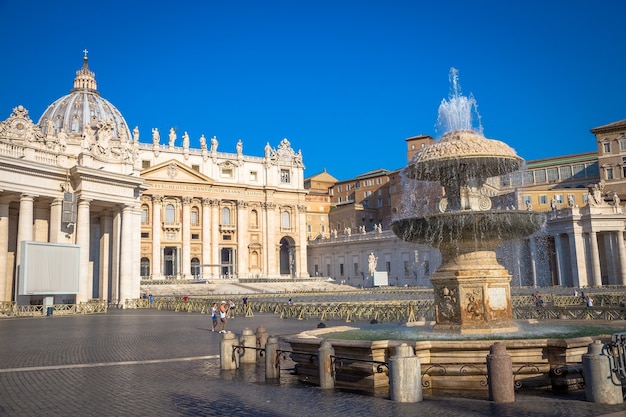 Roma, estado do vaticano - 20 de agosto de 2018: catedral de são pedro no vaticano com a famosa cúpula, luz do dia de manhã cedo e ainda poucos turistas.