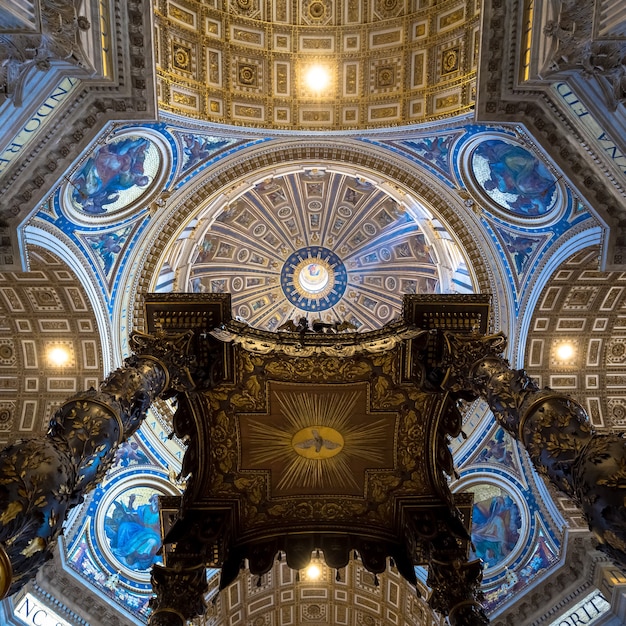 Roma, estado do vaticano - 24 de agosto de 2018: interior da basílica de são pedro com detalhes em cúpula