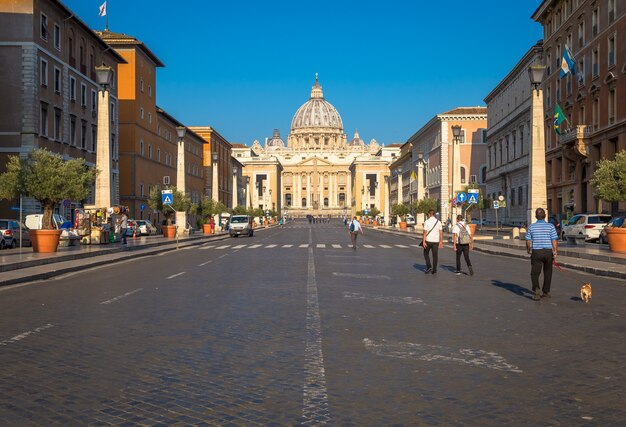 Roma, estado del Vaticano - 20 de agosto de 2018: Catedral de San Pedro en el Vaticano con la famosa cúpula, luz del día y todavía pocos turistas.