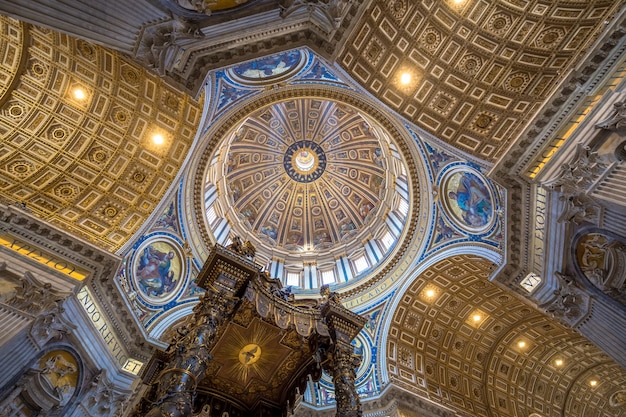 Roma, estado del Vaticano - 24 de agosto de 2018: interior de la Basílica de San Pedro con detalle de cúpula