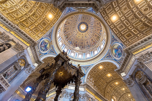 Roma, estado del Vaticano - 24 de agosto de 2018: interior de la Basílica de San Pedro con detalle de cúpula