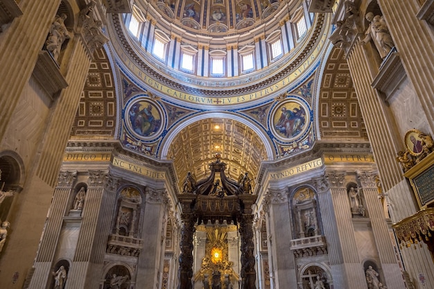 ROMA ESTADO DEL VATICANO 24 de agosto de 2018 interior de la Basílica de San Pedro con detalle de cúpula