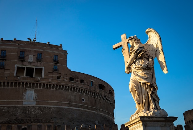 Roma, estatua de un ángel en el puente frente al Castel Sant'Angelo. Útil conceptual para la espiritualidad, el cristianismo y la fe.