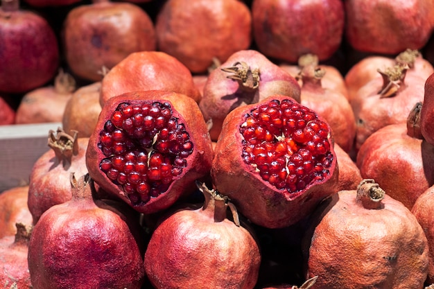 Romã fresca no mercado. Romãs para suco no balcão do mercado de frutas