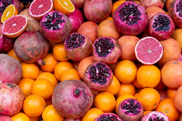 Romã frutas e laranja no mercado de rua na turquia, istambul