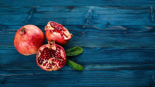 Romã Frutas frescas Em um fundo de madeira Vista superior Espaço livre para texto