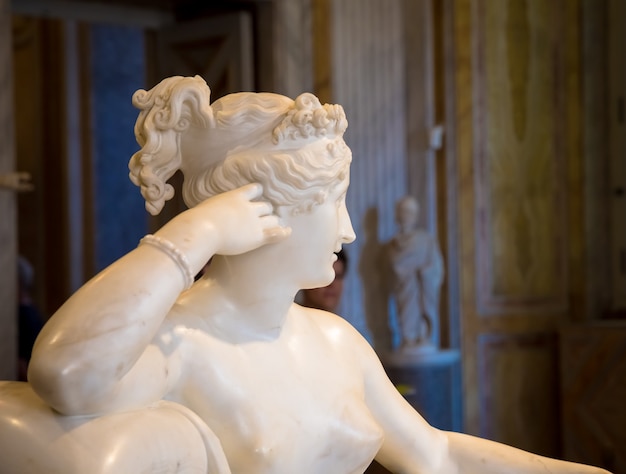 ROMA, ITÁLIA - 24 DE AGOSTO DE 2018: detalhe da estátua de Pauline Bonaparte de Antonio Canova, sua obra-prima localizada na Villa Borghese