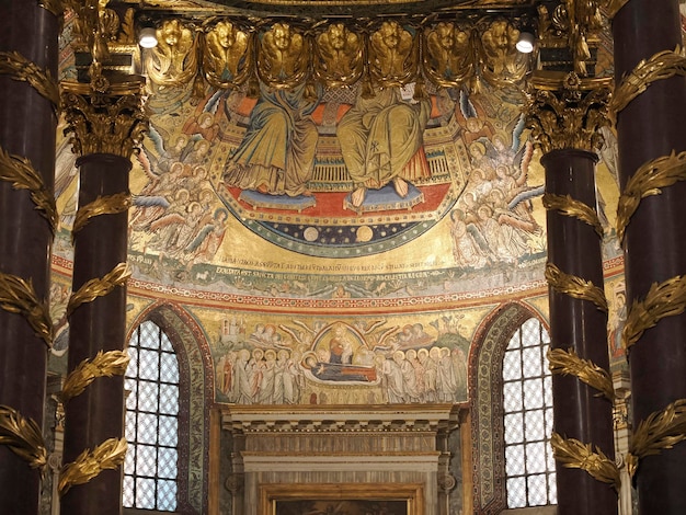 ROMA, ITÁLIA, 27 DE NOVEMBRO DE 2022: interiores e detalhes arquitetônicos da igreja Basilica di Santa Maria Maggiore