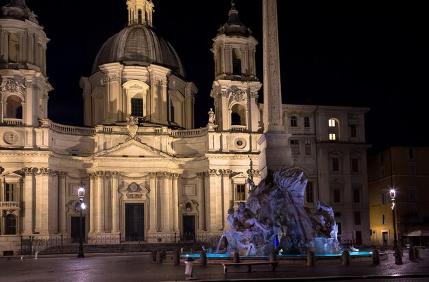 ROMA, ITÁLIA - CIRCA AGOSTO 2020: Piazza Navona (Praça de Navona) com a famosa fonte Bernini à noite.