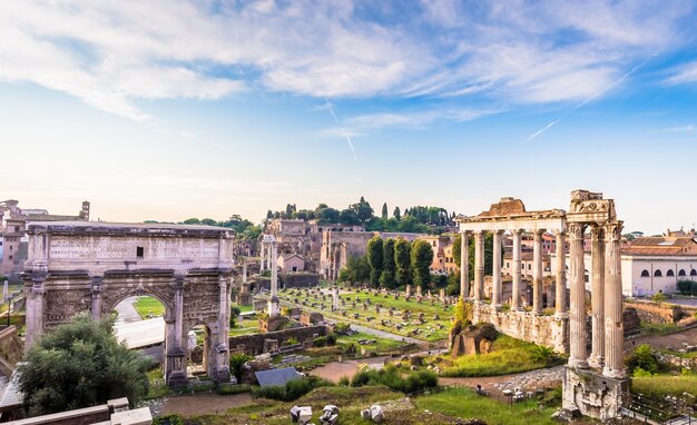 ROMA, ITÁLIA - CIRCA de agosto de 2020: luz do nascer do sol com o céu azul na arquitetura romana antiga.