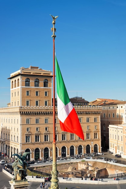 Roma, Itália - 13 de outubro de 2016: Bandeira nacional italiana e Piazza Venezia vista do monumento Vittorio Emanuele