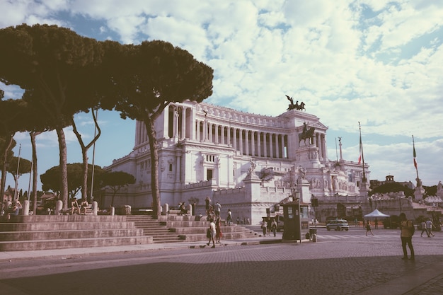 Roma, itália - 19 de junho de 2018: vista panorâmica frontal do museu vittorio emanuele ii monumento também conhecido como vittoriano ou altare della patria na piazza venezia, em roma. dia de verão e céu azul