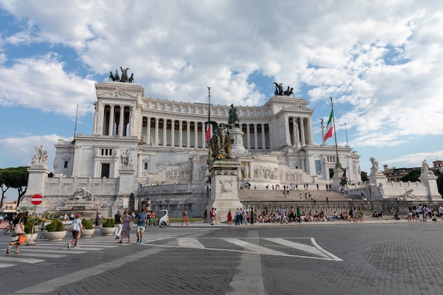 Roma, itália - 19 de junho de 2018: vista panorâmica frontal do museu vittorio emanuele ii monumento também conhecido como vittoriano ou altare della patria na piazza venezia, em roma. dia de verão e céu azul