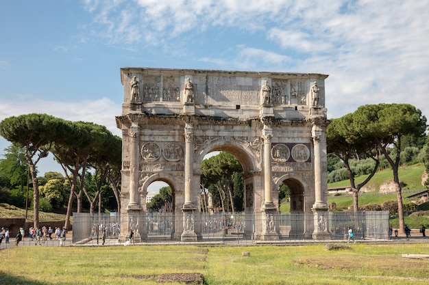 Roma, Itália - 20 de junho de 2018: Arco do Triunfo de Constantino em Roma, situado entre o Coliseu e o Monte Palatino