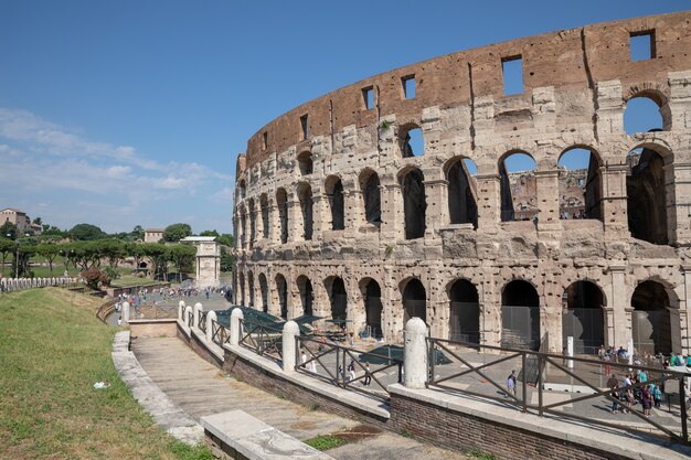 Roma, itália - 20 de junho de 2018: vista panorâmica do exterior do coliseu, em roma. dia de verão com céu azul e ensolarado