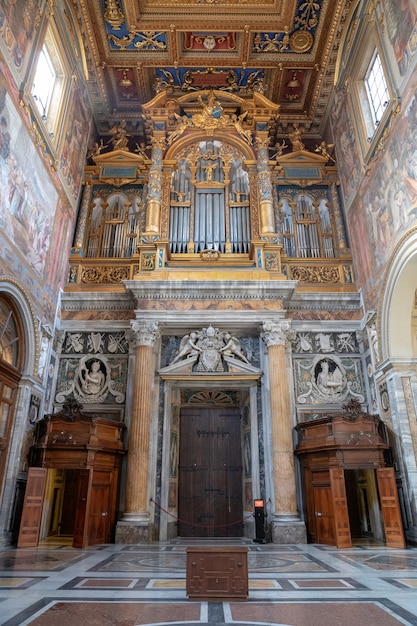 Roma, itália - 20 de junho de 2018: vista panorâmica do interior da basílica de latrão, também conhecida como arqubasilica papal de são joão. é a igreja catedral de roma e serve como sede do pontífice romano