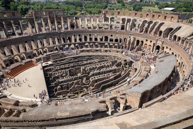 Roma, Itália - 20 de junho de 2018: Vista panorâmica do interior do Coliseu em Roma. Dia de verão com céu azul e ensolarado